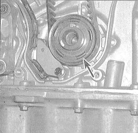 Снятие и установка натяжителя ремня и зубчатых колес привода грм (двигатели 1.7л)
