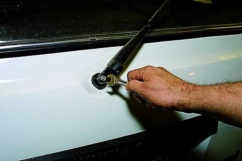 Почему не работает омыватель лобового стекла? 6 причин неисправностей и 2 способа ремонта